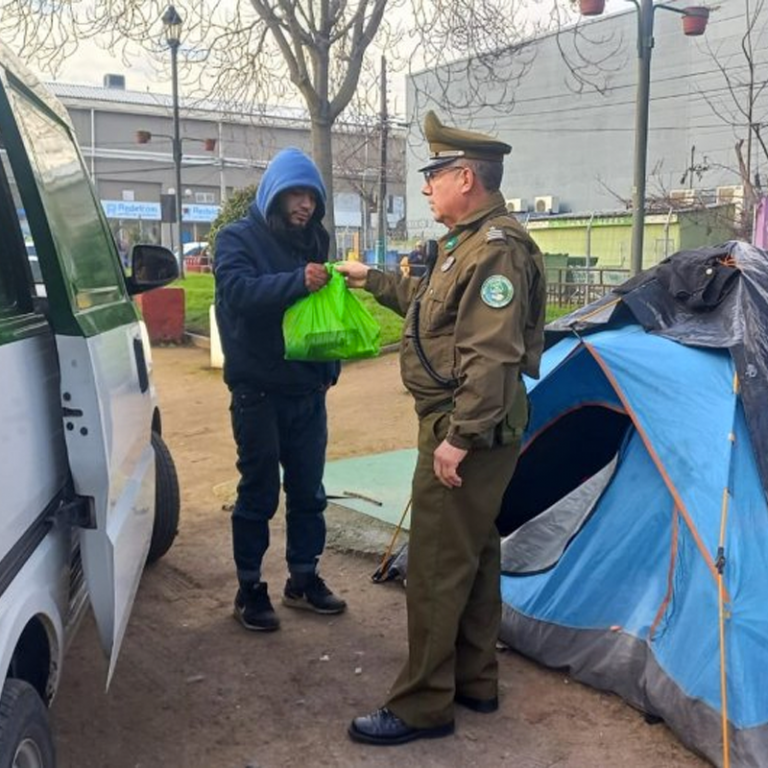 Carabineros De Talca Entrega Aporte De Alimentos A Personas En