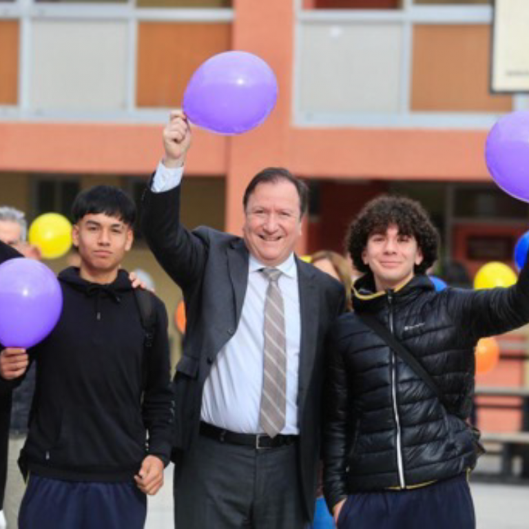 Estudiantes Del Insuco Talca Realizan Arco Ris Gigante Para Iniciar