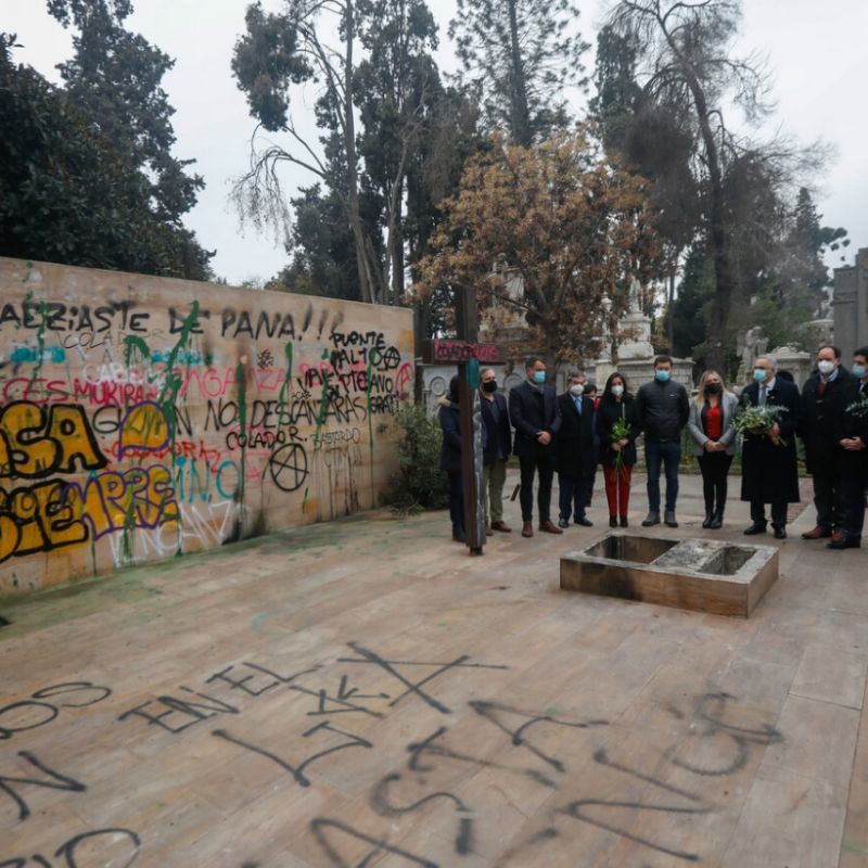 En marcha homenaje a detenidos desaparecidos, vandalizan tumba de Jaime Guzmán en Cementerio General