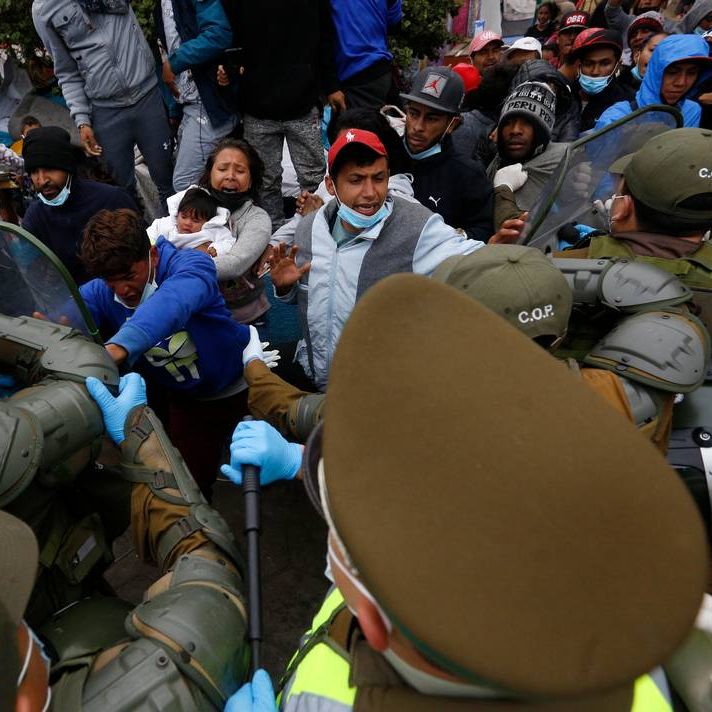 Masivo desalojo de venezolanos, terminó con detenidos y un carabinero mordido