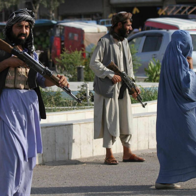 “O el mundo hace la paz con Afganistán, o se hunde en el caos”, señala primer ministro paquistaní