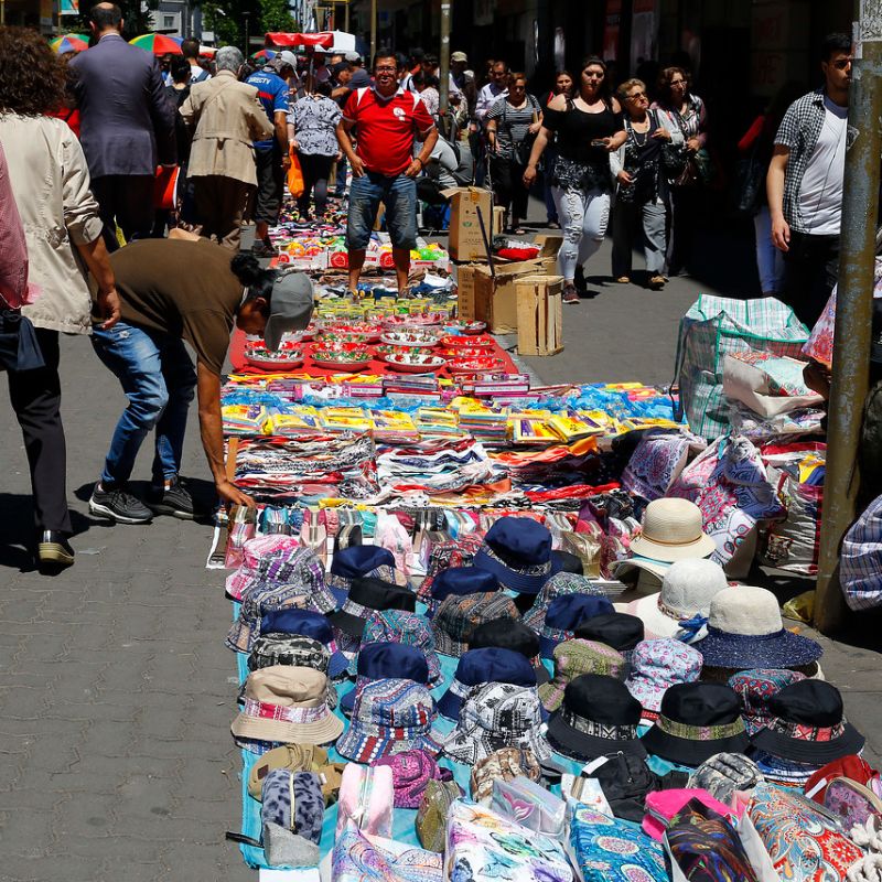 Pymes rechazan entrega de nuevos permisos a comerciantes ambulantes en Santiago