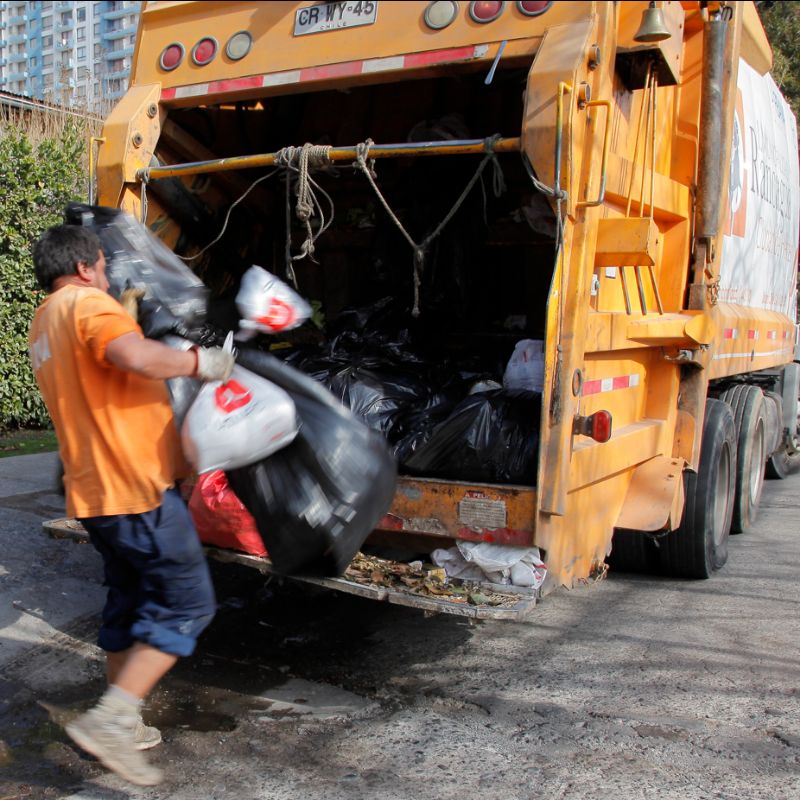 Recolectores de basura van a paro en Talca por aumento de sueldo