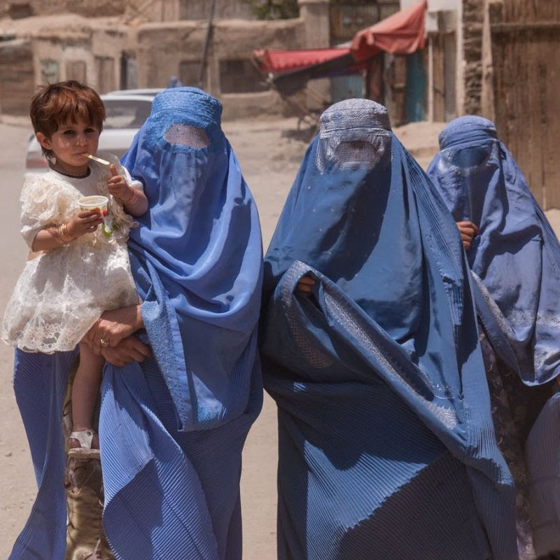 Talibanes suprimen completamente derechos de las mujeres afganas