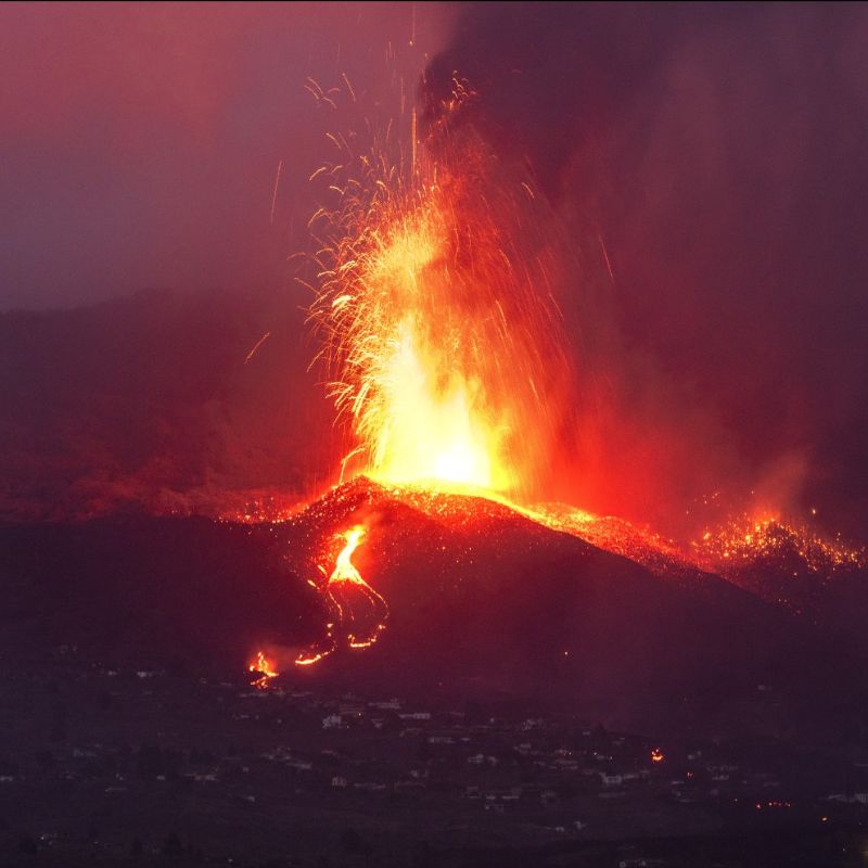 Avanza lava sobre el mar en La Palma, Islas Canarias