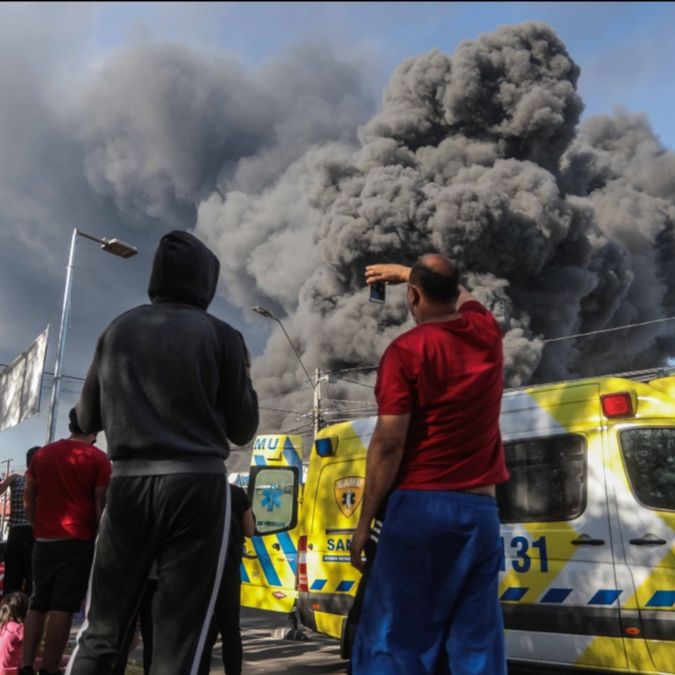Gigantesco incendio genera el pánico en la tarde del lunes en Santiago