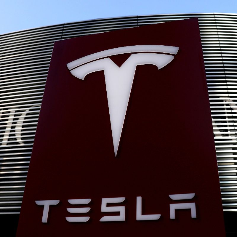 Tesla marca historia en sector automotriz, al valorizarse en un billón de dólares
