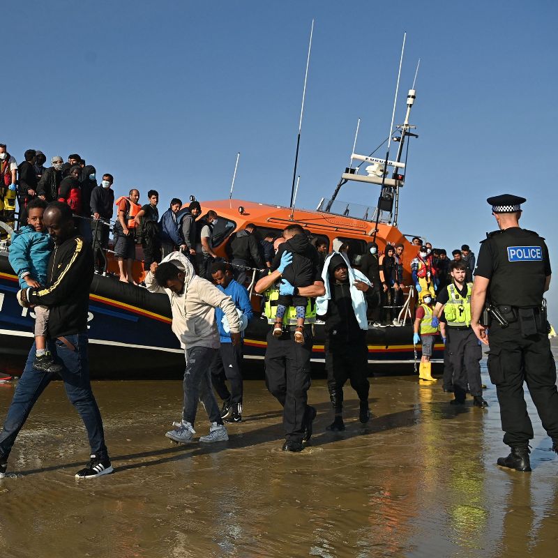 Crisis de migrantes, tensiona relaciones entre Inglaterra y Francia