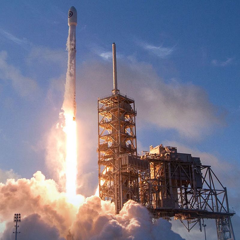 Lanzan 53 satélites de comunicaciones a bordo del SpaceX