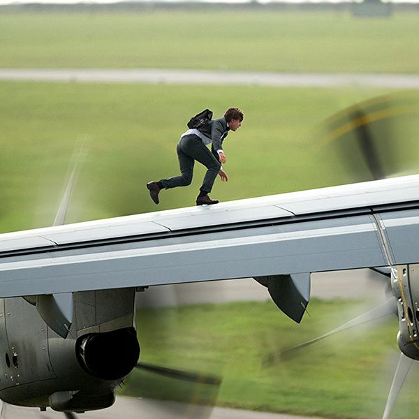 Tom Cruise rechaza doble de acción y es captado colgando de un avión a 2.000 pies de altura