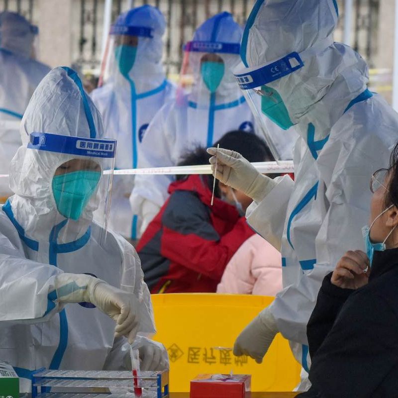 Ómicron llega a China, país que confirma su primer contagio