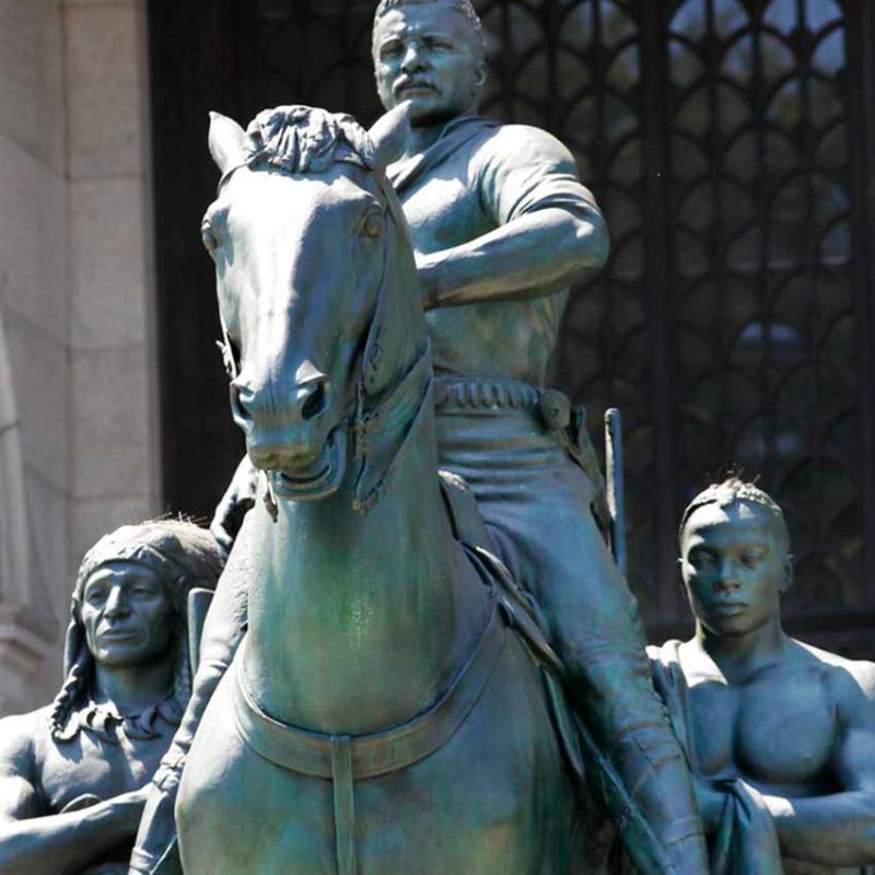 Tras 80 años en su frontis, retiran estatua de Teddy Roosevelt del Museo de Historia Natural en Nueva York