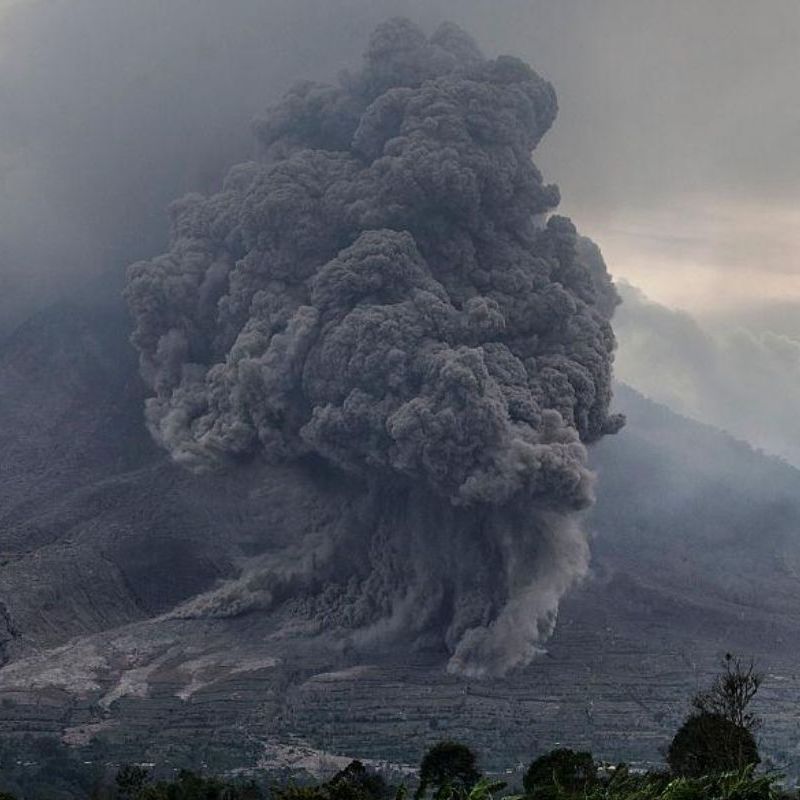 Volcán Semeru en Indonesia hizo erupción estrepitosamente