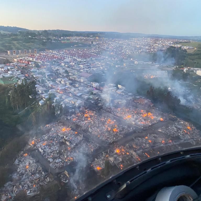 Voraz incendio forestal arrasa con 40 casas en Castro