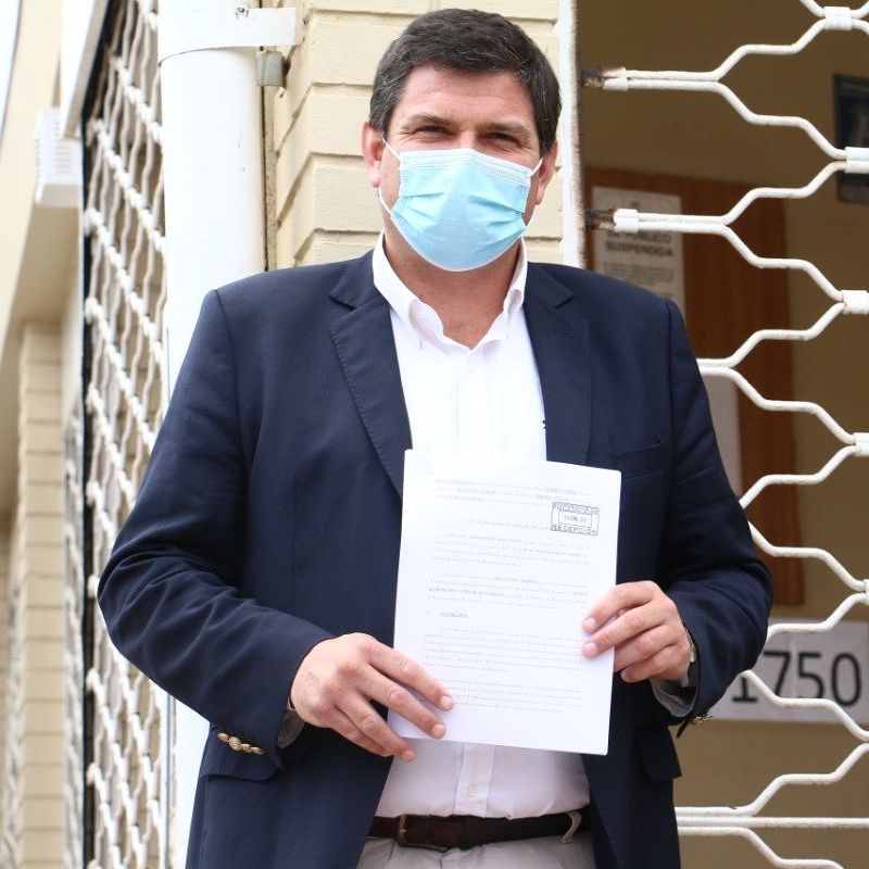 Alcalde de Zapallar culpa a veraneantes por “olvidarse” de la pandemia y al Minsal por no contar con exámenes de detección