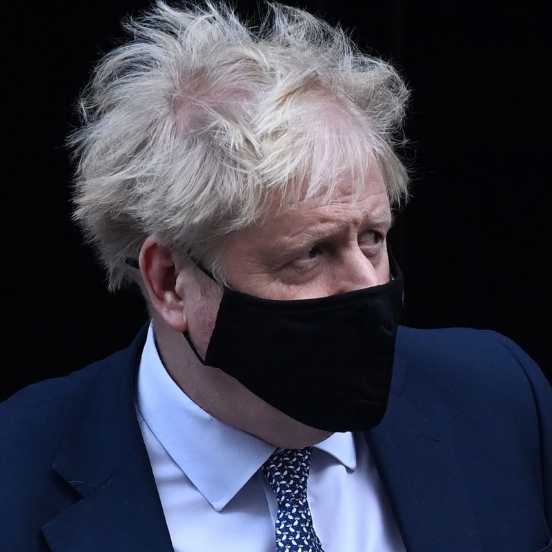 Boris Johnson sufre escarnio público por comportamiento durante la cuarentena