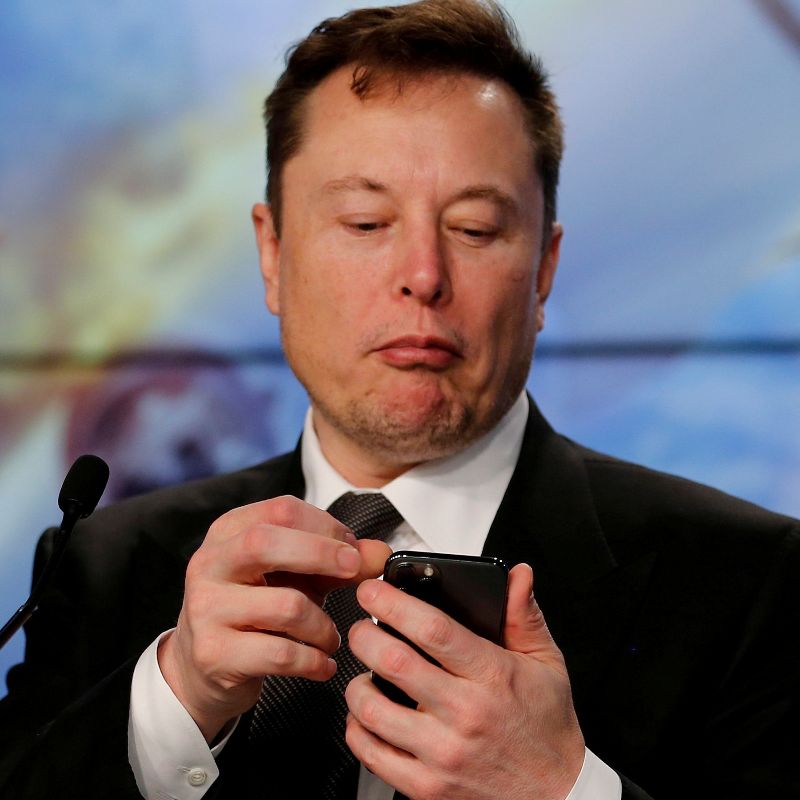 Elon Musk acusó a Biden, de creer que los estadounidenses son “tontos”, por no incluir a Tesla en publicación sobre autos eléctricos