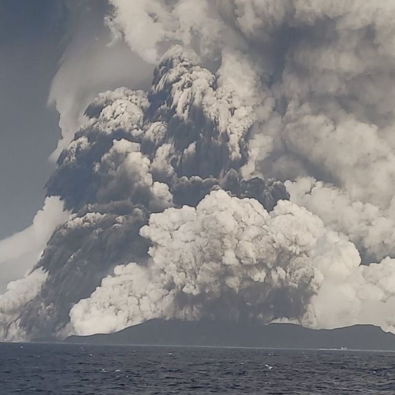 Erupción de volcán en Tonga, provocó alerta de tsunami en islas, costas y Antártica chilena