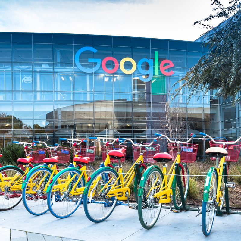 Google aumenta salario de los altos mandos después de “negarse'” a subir el sueldo de los trabajadores