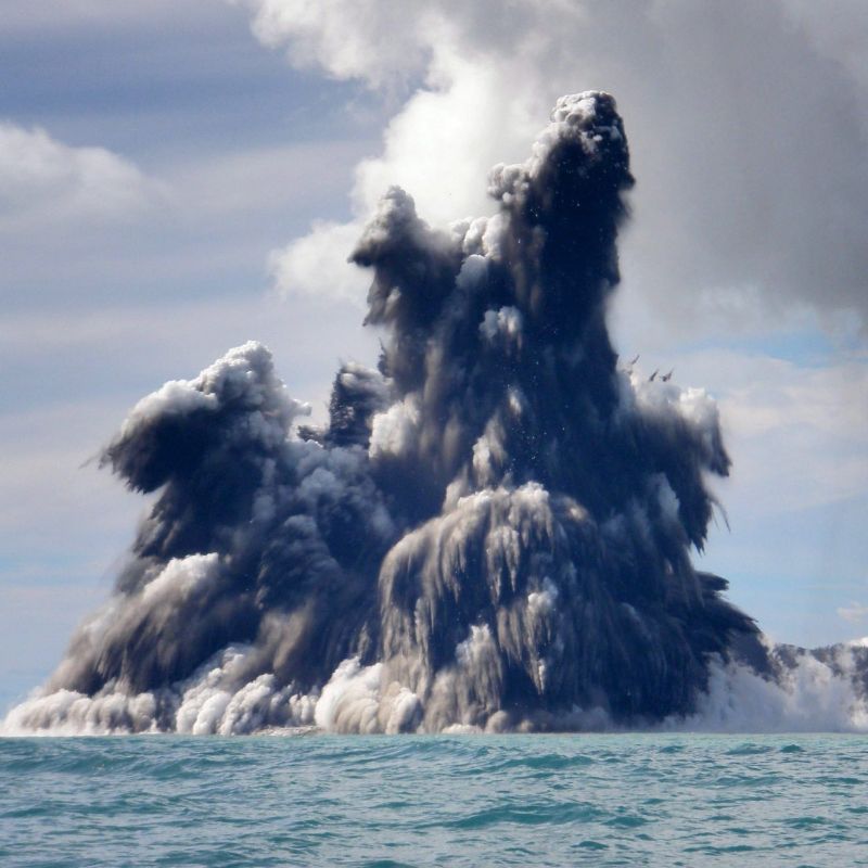 Nueva erupción de gran magnitud, surge de volcán submarino frente a Tonga