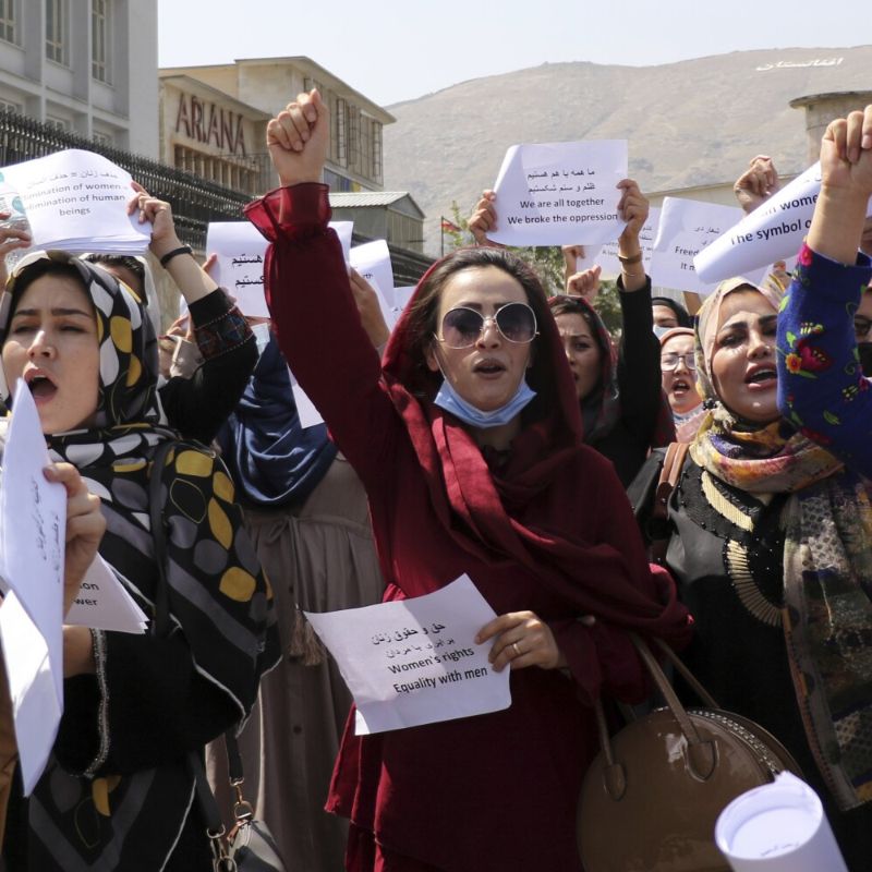 Nuevamente talibanes frustran manifestación femenina en Kabul