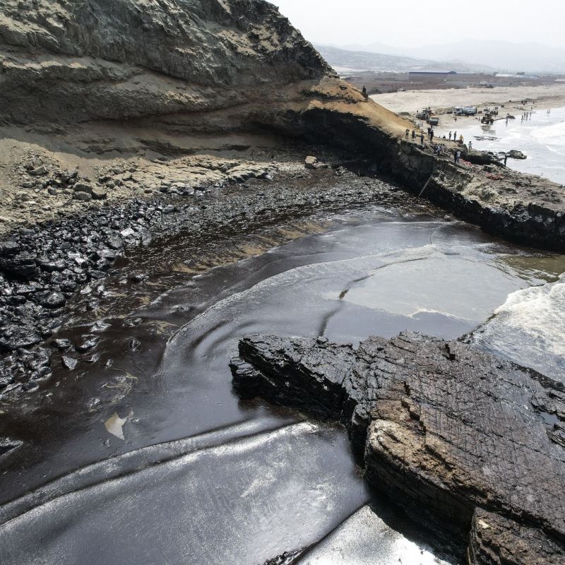 Perú sufre derrame de petróleo en sus costas