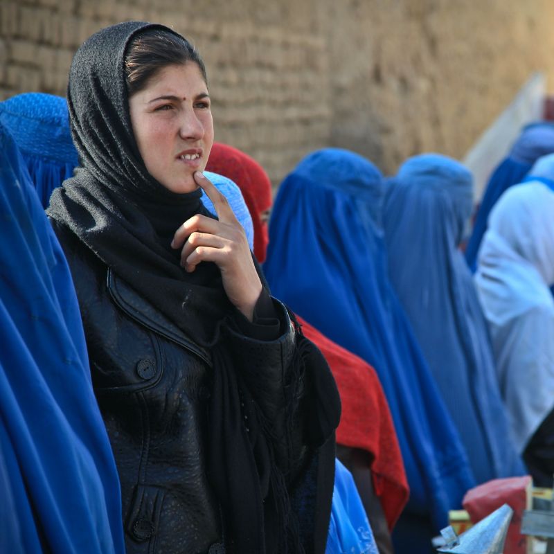 Policía religiosa talibana ordena mediante carteles a las mujeres cubrirse totalmente la cabeza