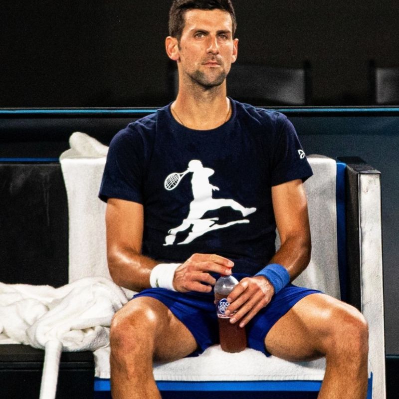 Sigue la escandalosa pesadilla de Djokovic en Australia. Ahora está detenido