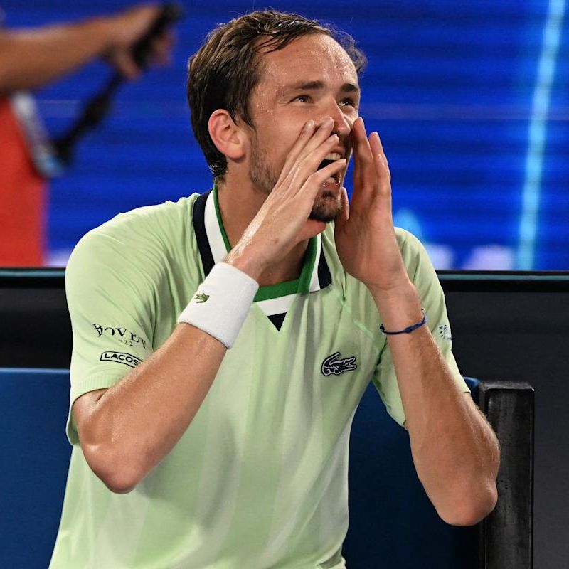 ¿Eres estúpido? le grita al arbitro, Daniil Medvedev en día de furia en semifinales del Abierto de Australia