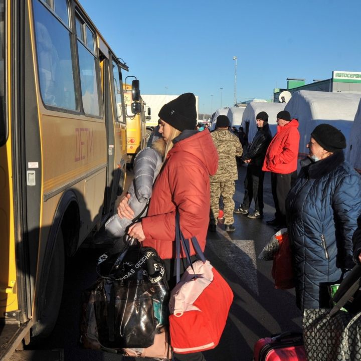 Autoridades separatistas de Lugansk y Donetsk, zonas en conflicto con Ucrania, evacuan a civiles