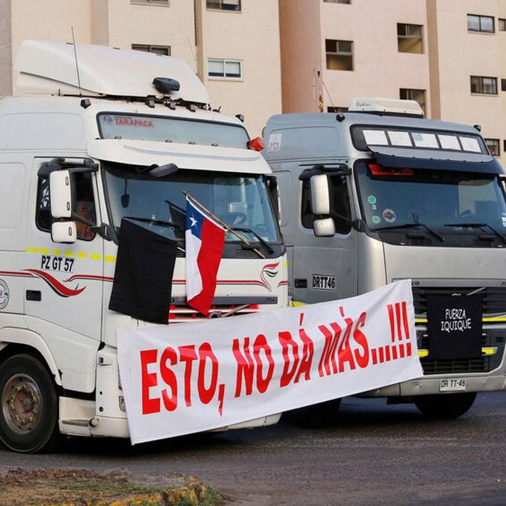 Camioneros cortan ruta que une Antofagasta con aeropuerto, en protesta por asesinato de colega a manos de venezolanos ilegales