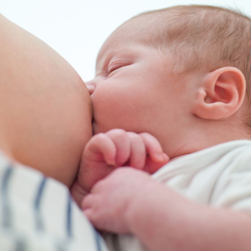 Detectan nuevo síntoma en madres contagiadas con Ómicron