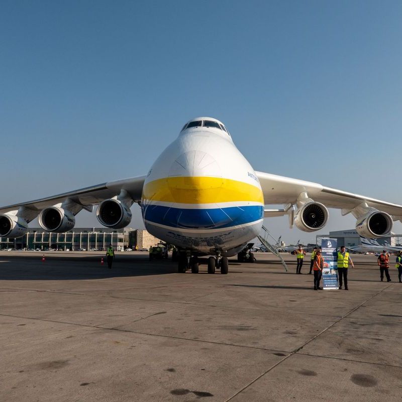 En bombardeo a aeropuerto cercano a Kiev, Rusia destruye el “avión más grande del mundo”