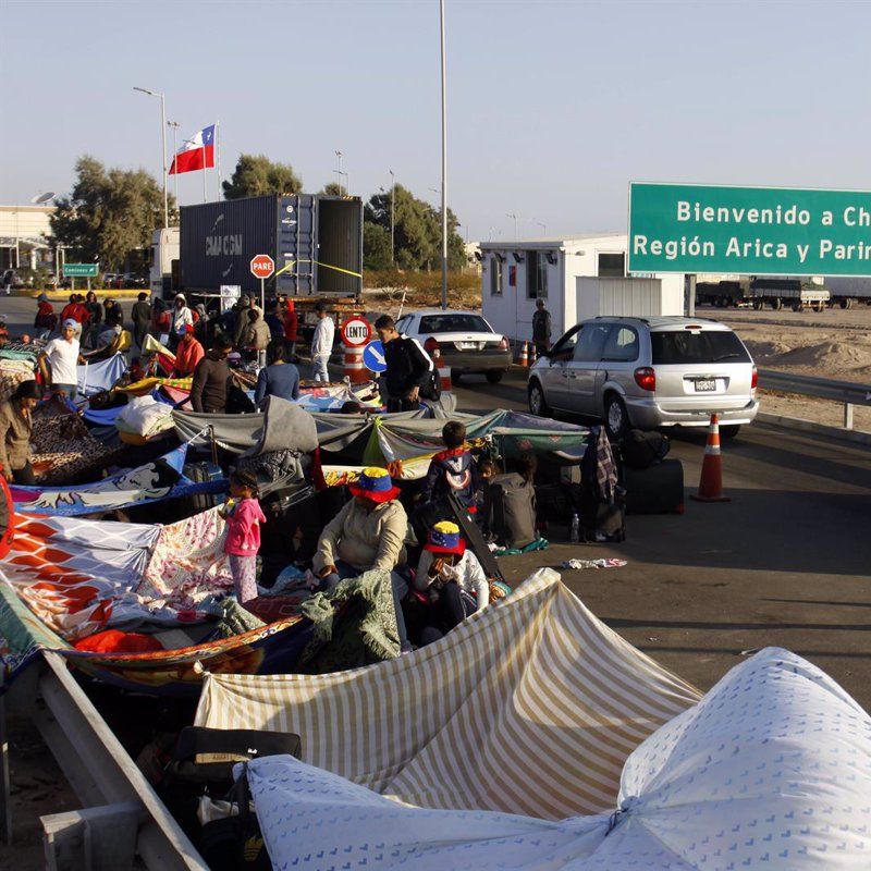 Migrantes irregulares bloquean carretera internacional en Complejo Fronterizo Colchane, tras implantación de Ley de Migraciones