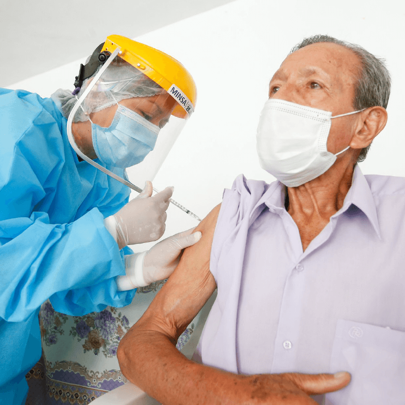 Minsal llama a vacunarse con cuarta dosis a personas mayores de 55 años
