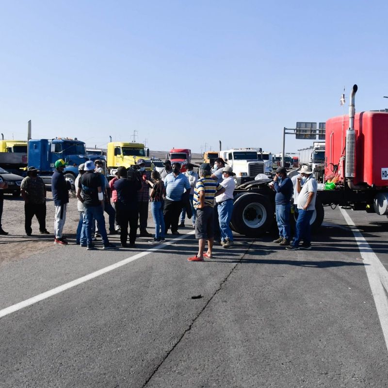 Paro de camioneros continúa bloqueando Iquique y Antofagasta, pese a acuerdo entre Gobierno y el gremio de transportistas
