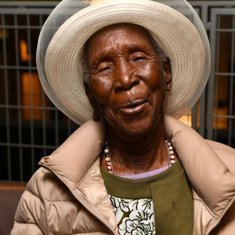 Priscilla Sitienei, bisabuela de 98 años, volvió al colegio para dar ejemplo a sus bisnietos y… convertirse en doctora