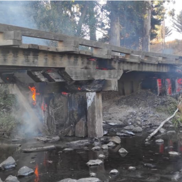 Terroristas incendian Puente Chanco en comuna de Victoria, Región de la Araucania