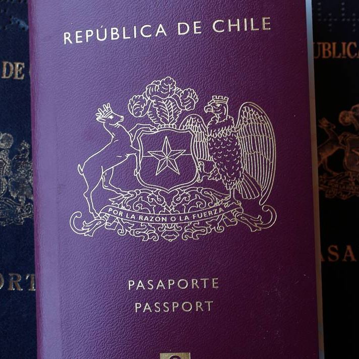 Buenas noticias para los viajeros: valor del pasaporte chileno bajó de precio