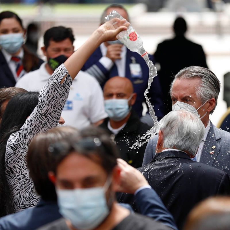 Empapan con agua a Presidente Sebastián Piñera en ceremonia en La Moneda.