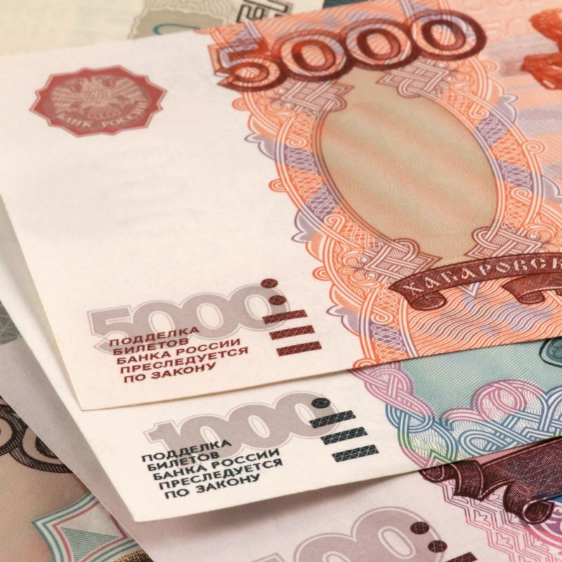 Rublo cae en picada tras duras sanciones contra Rusia