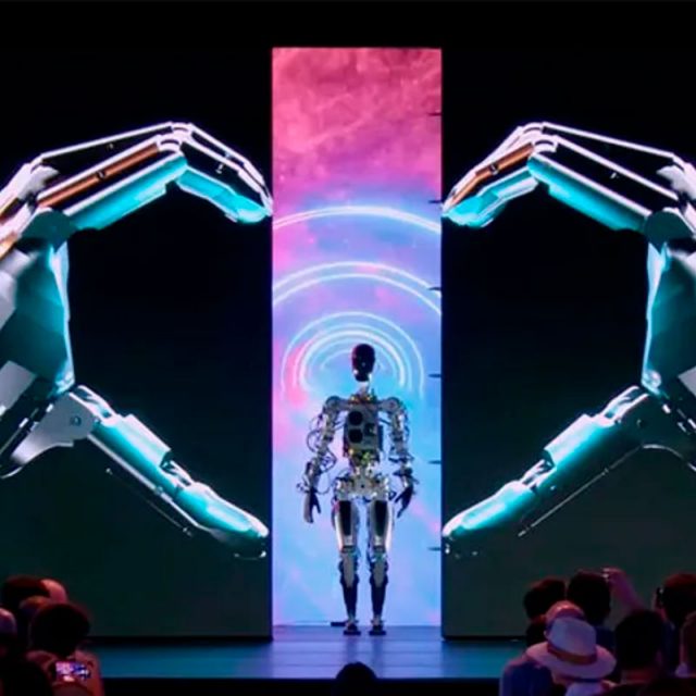 Elon Musk Presenta Un Robot Humanoide En El Tesla AI Day 2022 | Publimicro