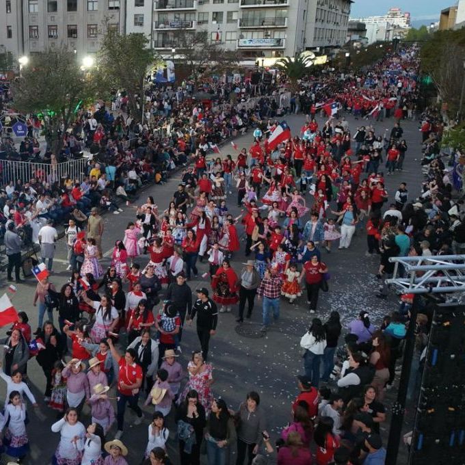 Carros alegóricos representando a países que compiten en el Mundial Sub 20, desfilaron por Talca en la Fiesta de la Primavera