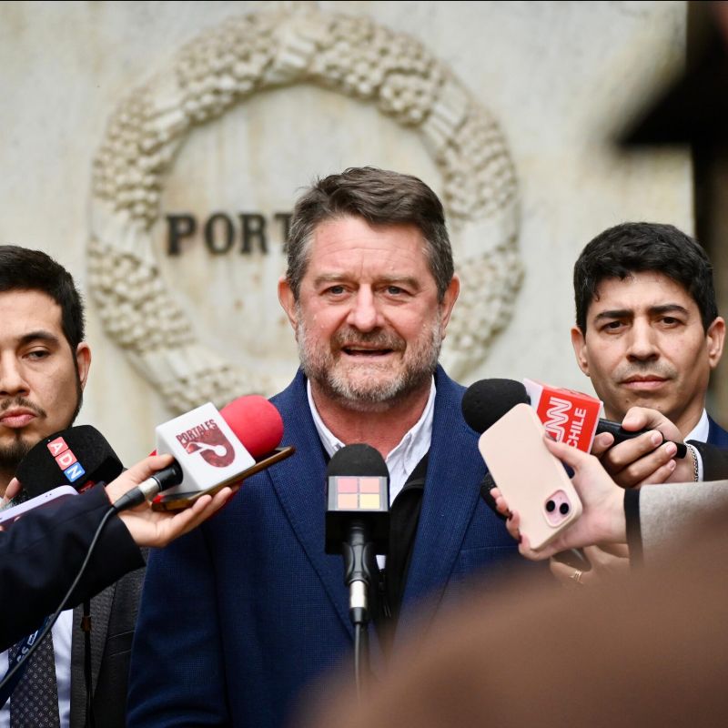 Defensa del gobernador metropolitano, Claudio Orrego, presenta contestación ante el Tricel. Documento tiene 221 páginas y abarca 1201 puntos