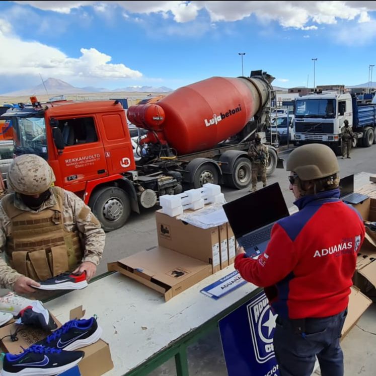 Fiscalizadores de Aduanas interceptan contrabando de 386 celulares y tablet con destino a Bolivia