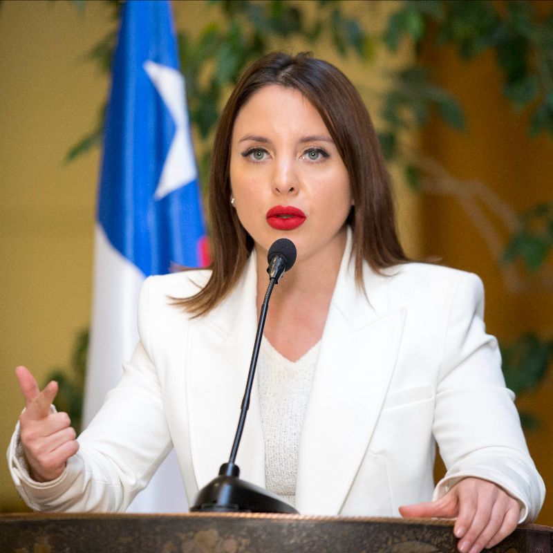“Hay que darle la razón a quienes lo apodan como la Cathy Barriga de Buin”, afirmo diputada Musante, tras denunciar millonario gasto en un árbol de Navidad, realizado por el alcalde de Buin