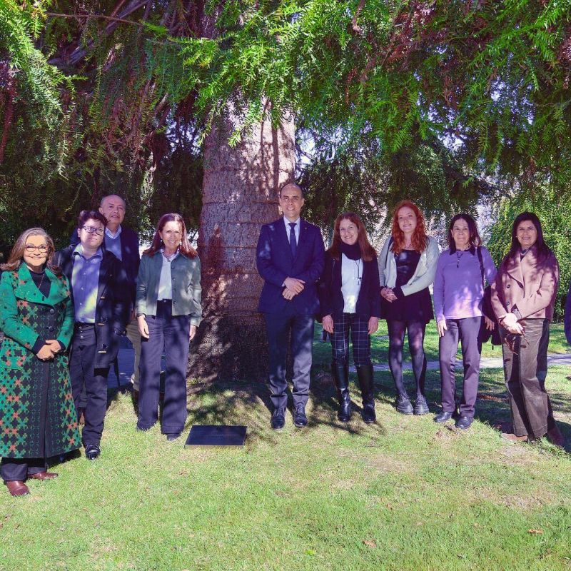 Honran legado de Guillermo Blanco, con placa conmemorativa en el Parque de Esculturas de la Universidad de Talca, donde descansan sus cenizas