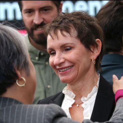 “Lo que correspondía si uno quiere a Chile, era estar aquí”, afirma Carolina Tohá, tras reaparecer en acto de campaña de Jeannette Jara