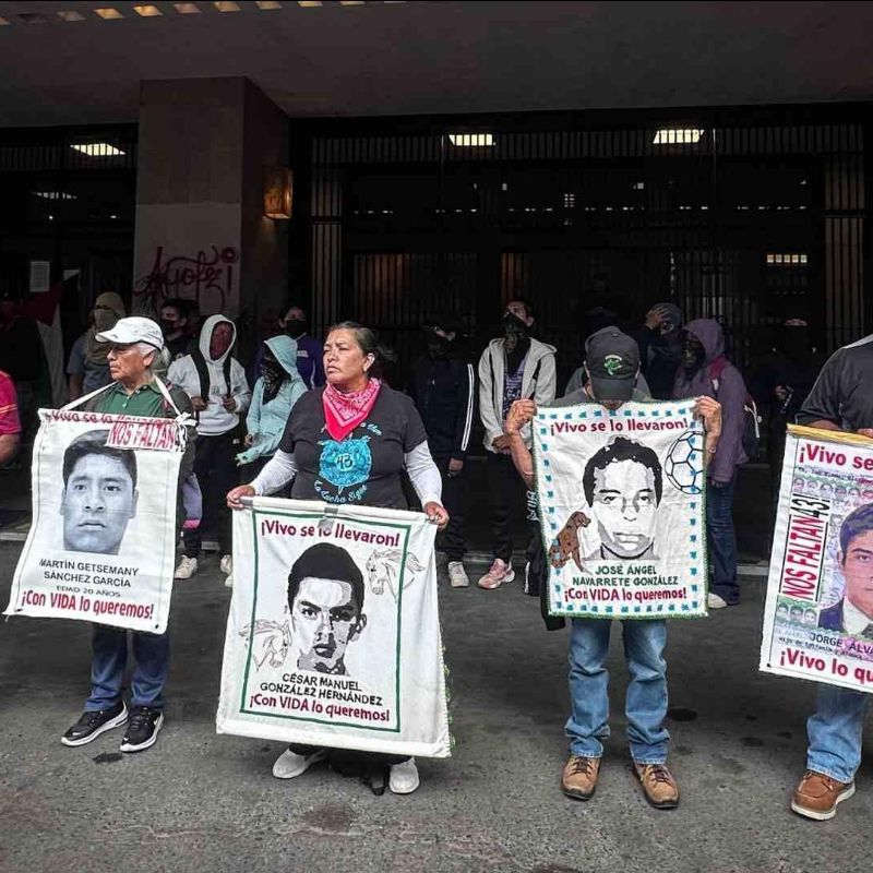 Marcha por justicia 43 normalistas desparecidos en Ayotzinapa, México, terminó en protesta con bombas Molotov, ante Palacio de Justicia de Iguala