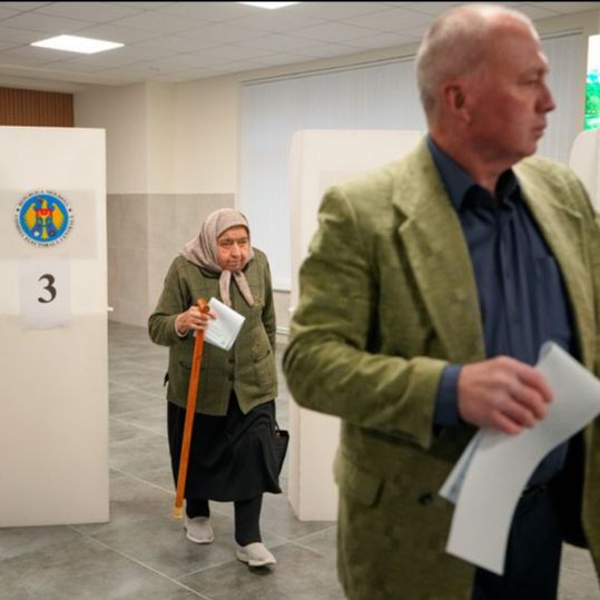 Moldavia vota a favor de partido proeuropeo en elecciones legislativas Con un 90% del escrutinio este domingo el Partido de Acción y Solidaridad (PAS) de Moldavia, consiguió el 45,7% de las preferencias, sobre su rival el Partido prorruso Bloque Patriótico, en las elecciones legislativas realizadas en el país. Moldavia, país de Europa Oriental vecino de Ucrania, al igual que ésta, fue una república soviética. PAS, quien gobierna con la presidente Maia Sandu, es proeuropeo y tras la invasión rusa a Ucrania, su relación con el viejo continente aumentó. Parte de sus planes es unirse a futuro a la Unión Europea, el 2030. Por su parte el Bloque Patriótico sólo alcanzó un 27,2% de las preferencias. Desde el gobierno, surgieron acusaciones de que hubo intentos de ataques cibernéticos para interferir en las votaciones y supuestas amenazas de bombas en los lugares de escrutinio. Un gran porcentaje de moldavos, viven en Europa Occidental y ejercieron desde distintos países su derecho a voto.